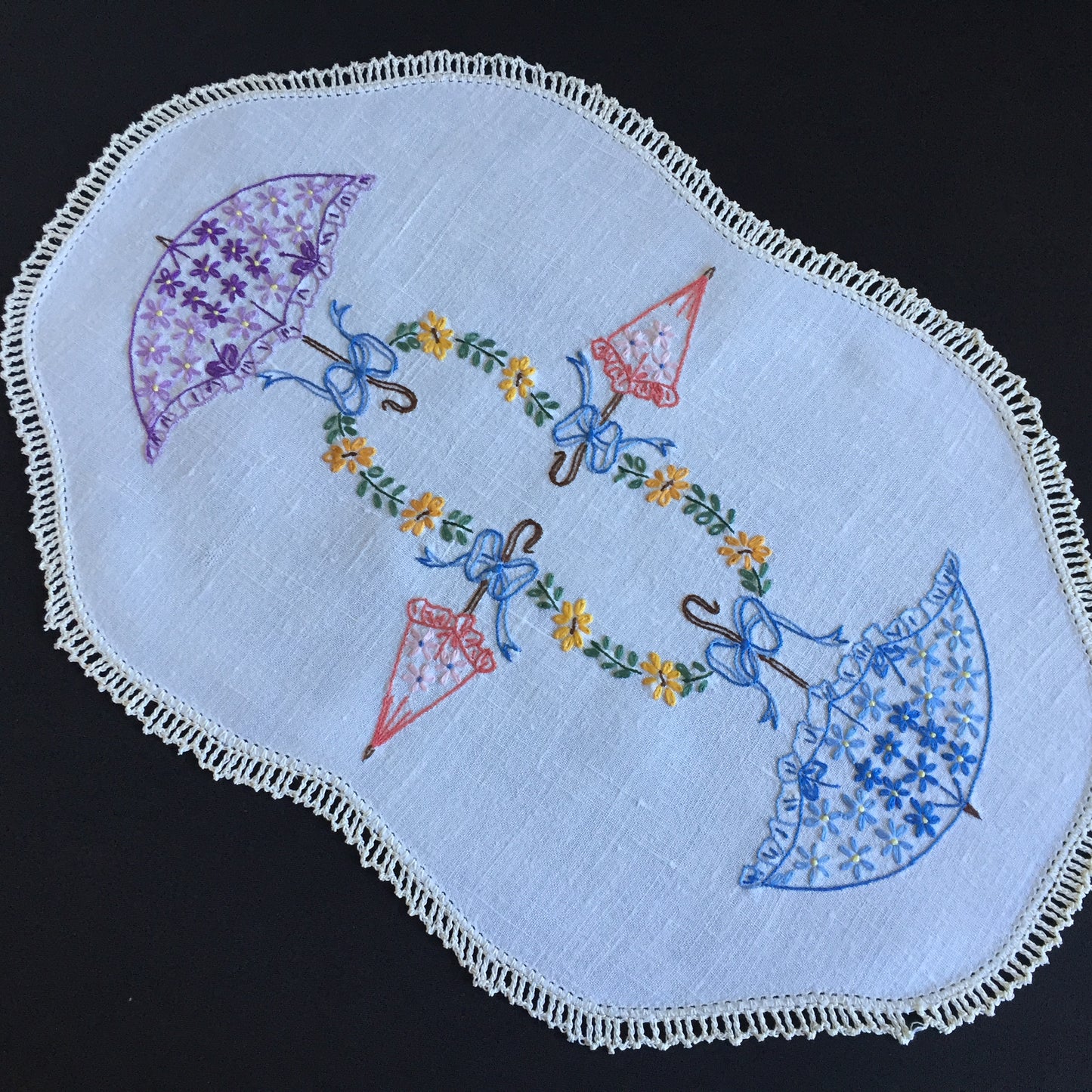 Australian Vintage Hand Embroidered Floral Table Centrepiece | Placemat Doily