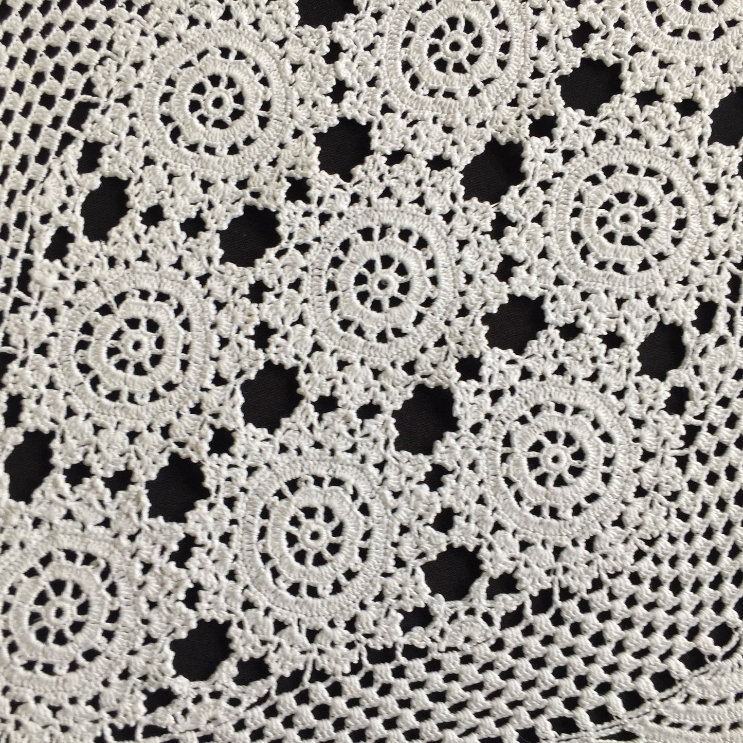 White Cotton 1970s Vintage Crochet Lace Table Centrepiece Doily | Tray Cloth