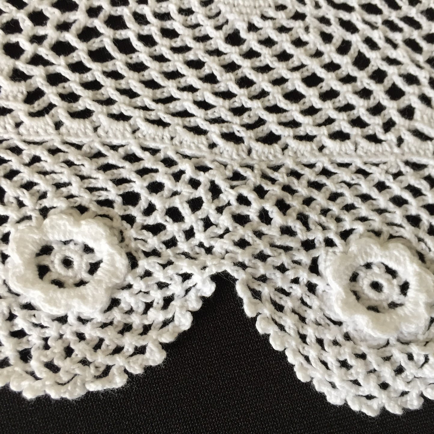 Vintage Crochet Lace Doily | Tray Cloth | Placemat | 3D roses & Pinwheels Pattern