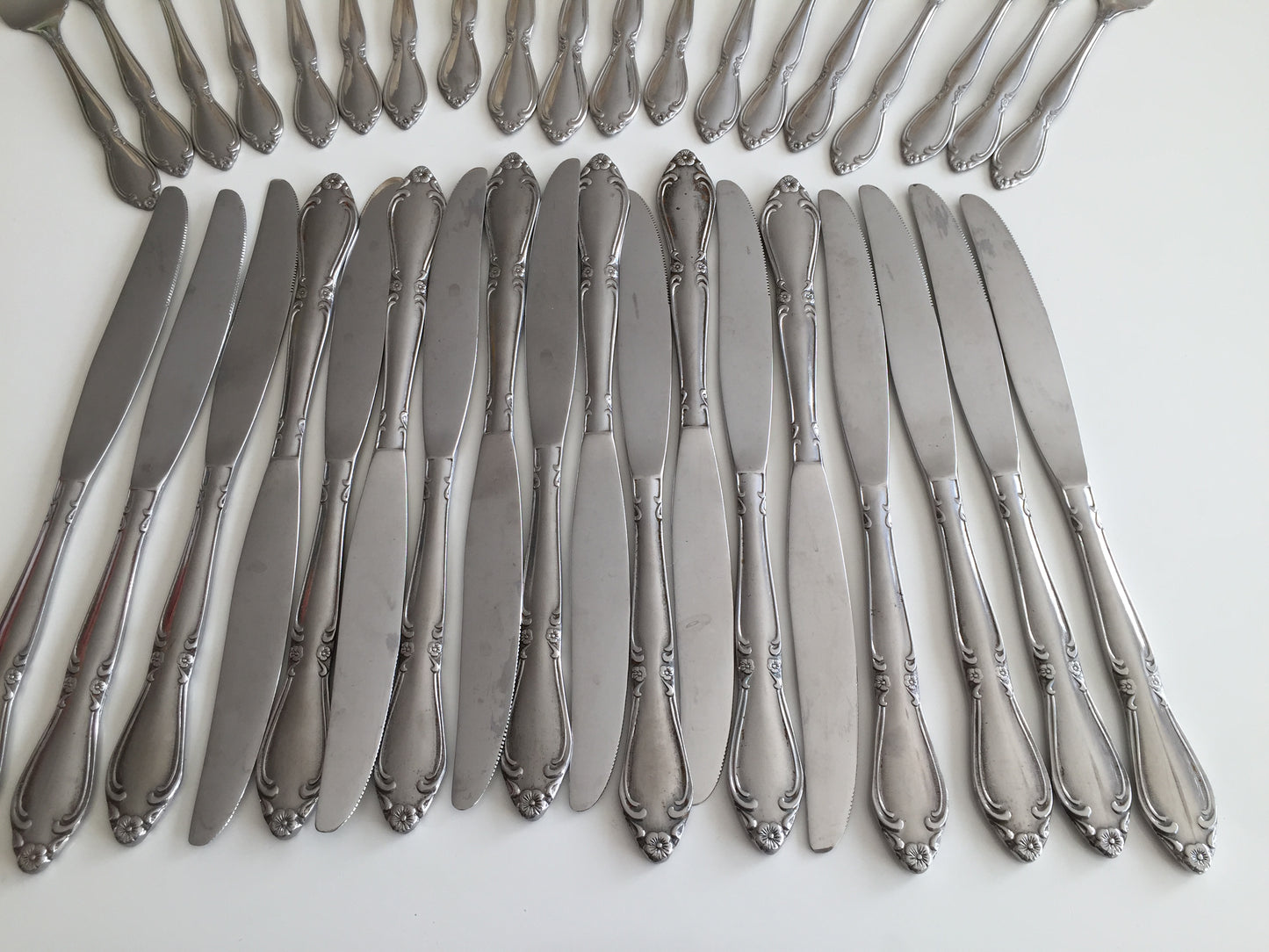 Stainless Steel Flatware Vintage Set of 18 Knives, 16 Forks: Party Cutlery