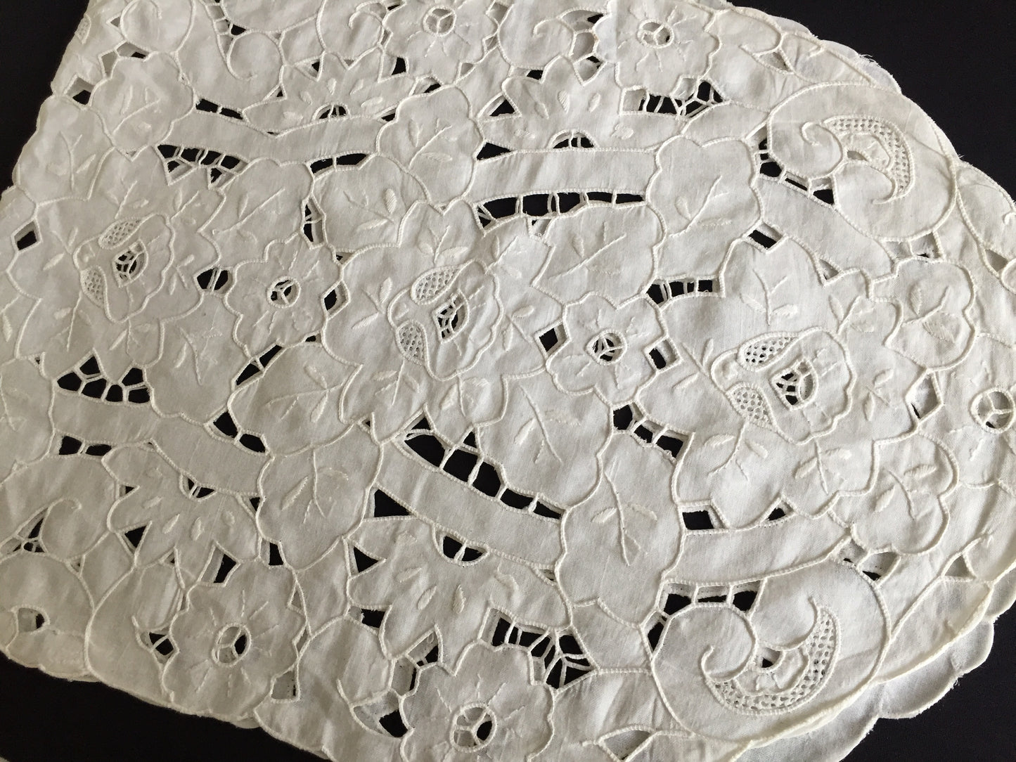 Vintage Madeira Embroidered Oval Whitework Table Runner