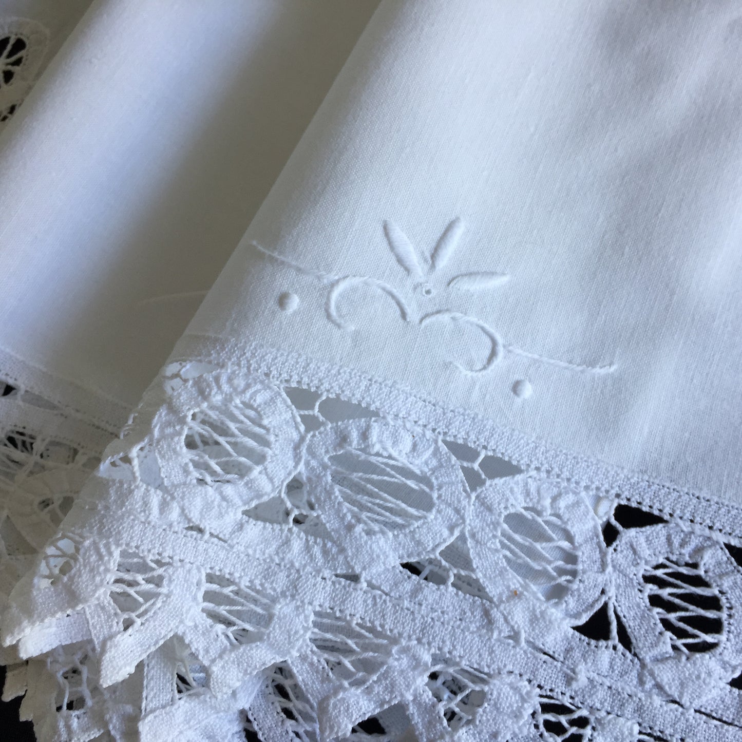 Vintage Hand Embroidered White Cotton & Battenburg Lace Table Runner
