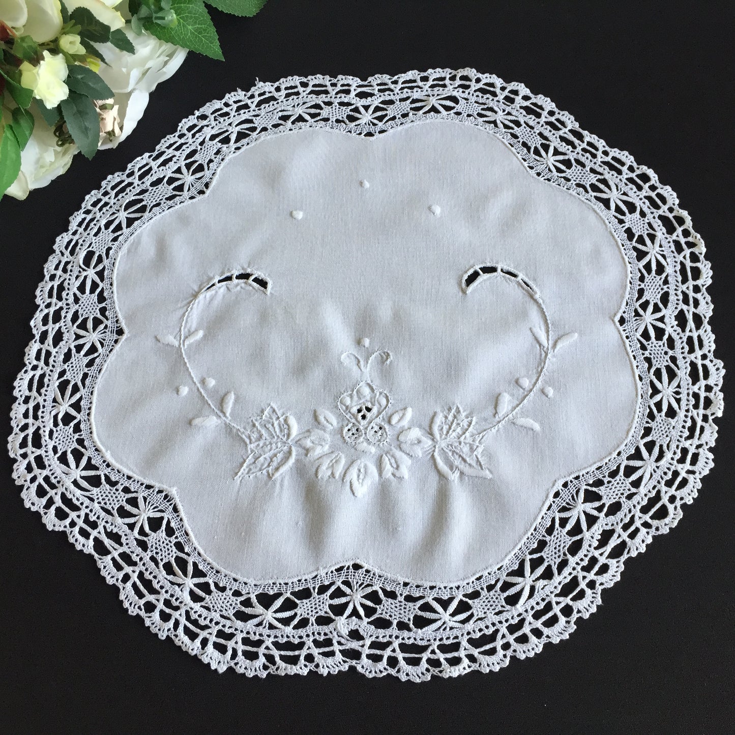 Hand Embroidered Madeira Cutwork Table Centre Mat with Bobbin Lace Edging 15"