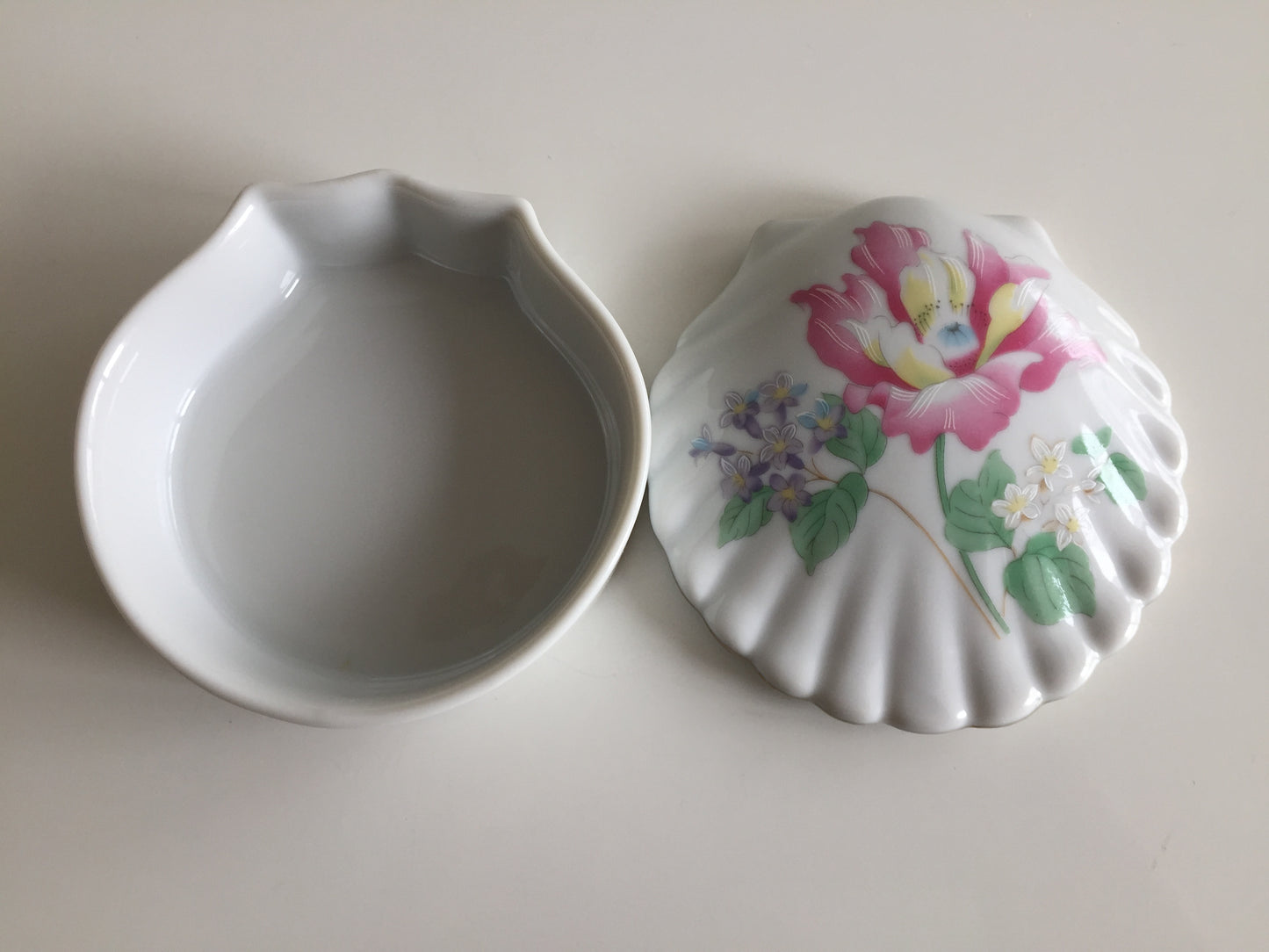 Japanese Vintage Bone China Clam Shell Shaped Floral Ring Box