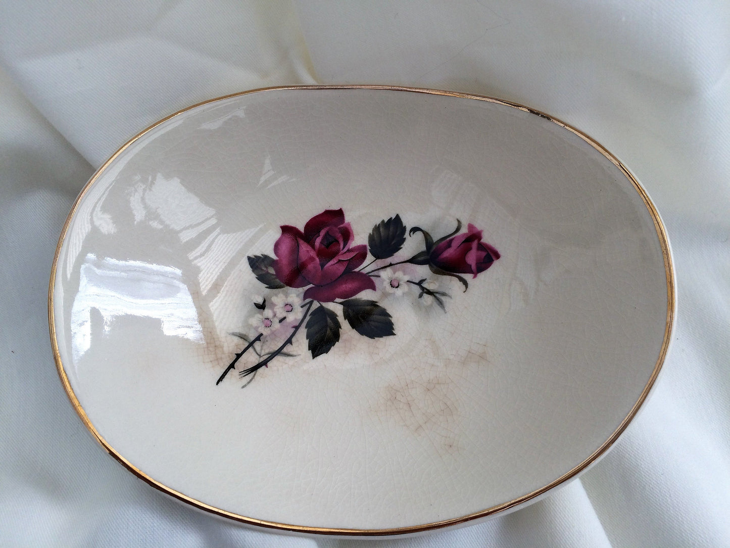 Sandlandware Staffordshire (England) Oval Soap Dish: Red Roses and Gold Band Design