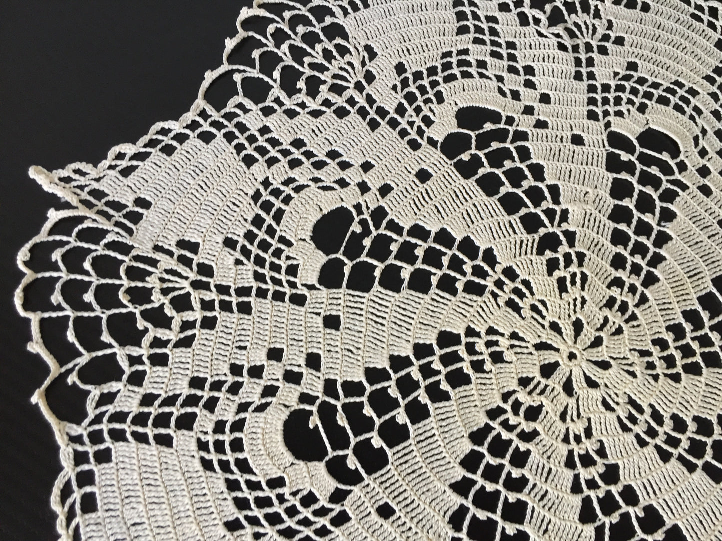 Crochet Lace Doily | 16.5"  Table Centre Mat | Tulips Pattern | Mid-century