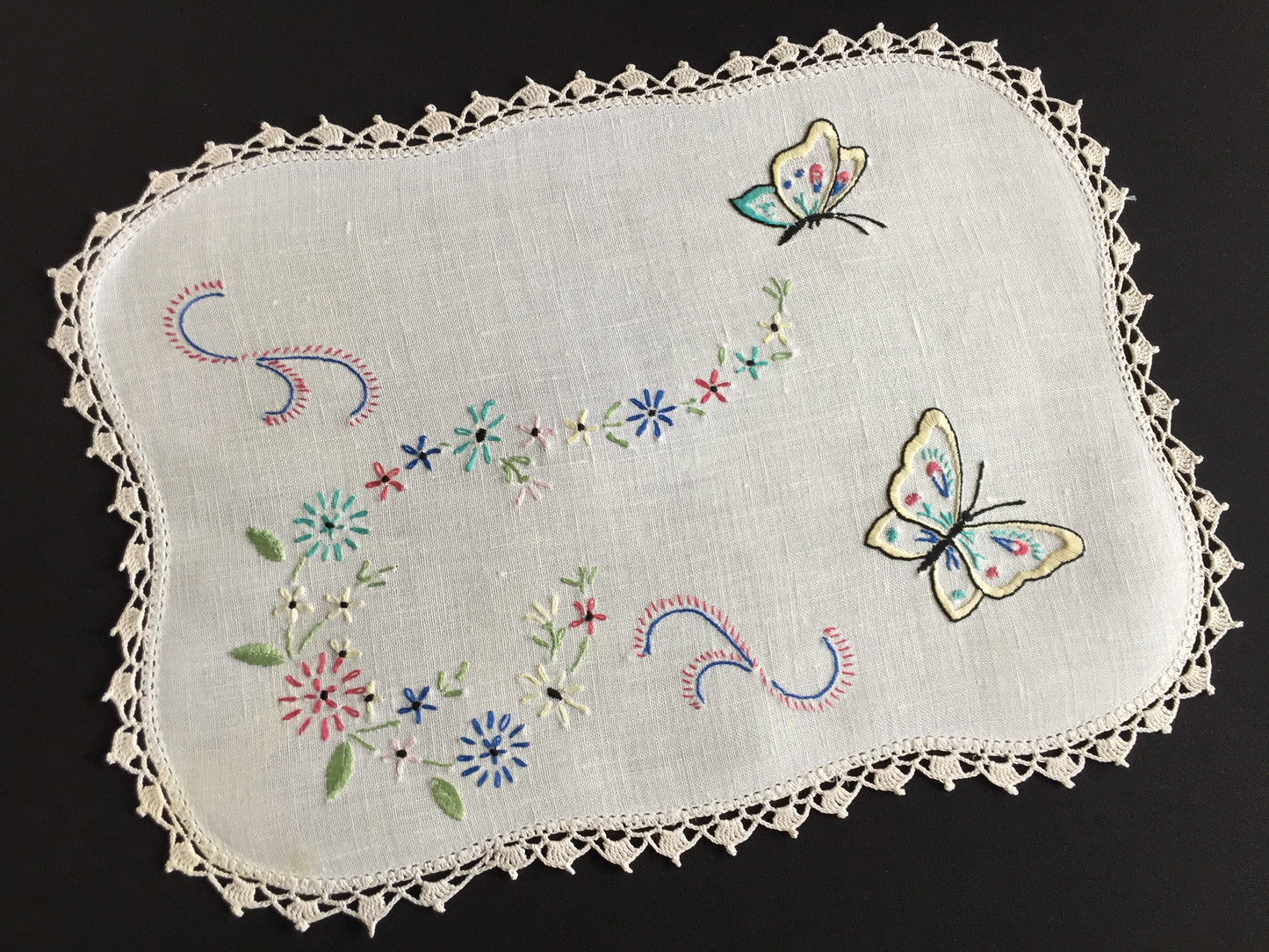 Australian Vintage Hand Embroidered Floral Table Centrepiece / Placemat Doily