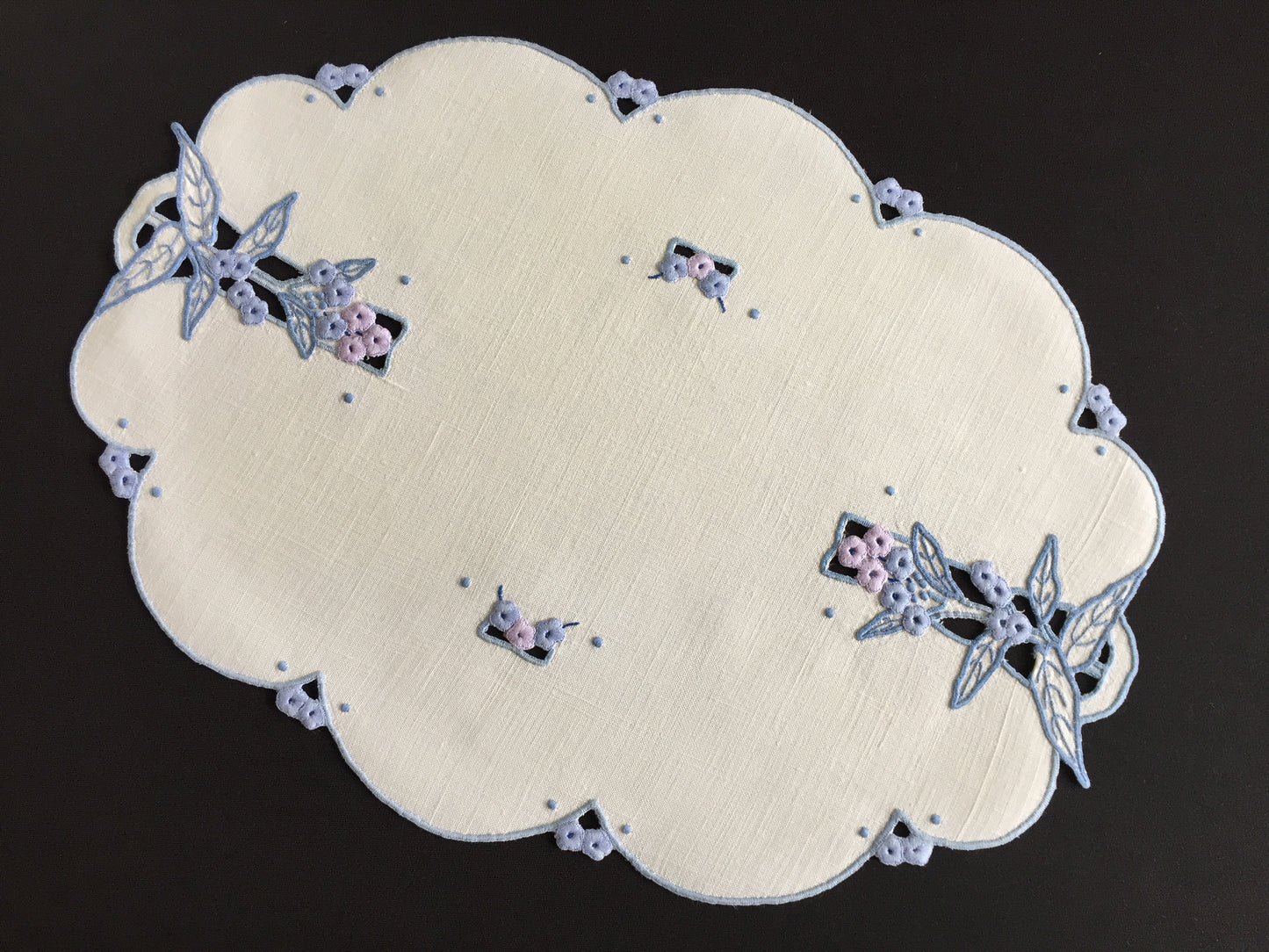 Australian Vintage Hand Embroidered Floral Table Centrepiece / Placemat Doily