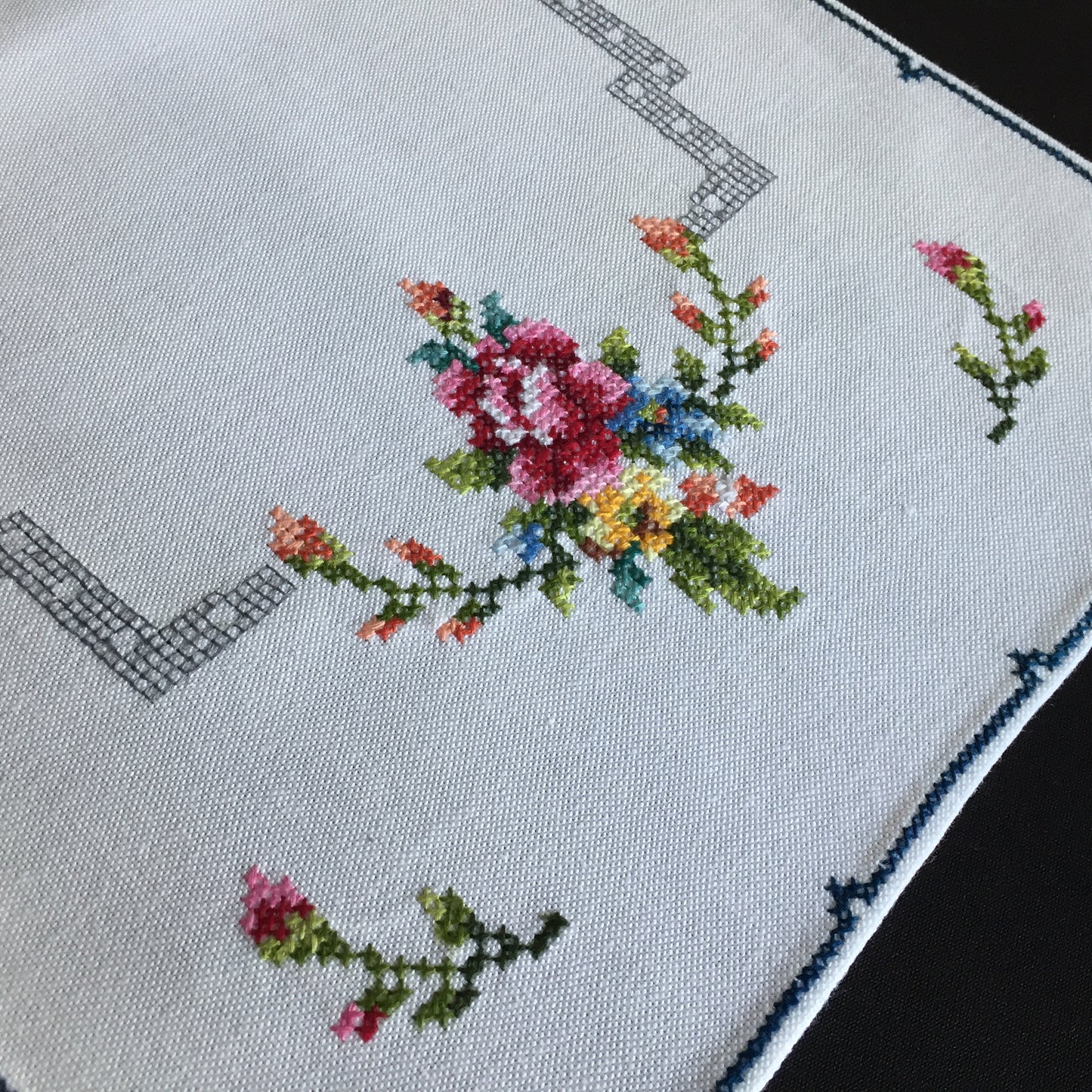 Vintage Hand Embroidered Art Deco Floral Placemat / Table Centre Doily