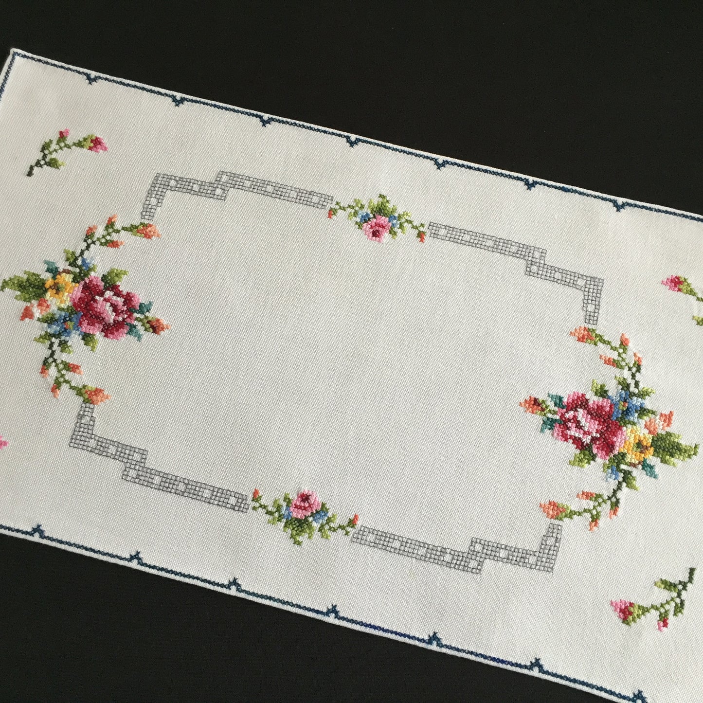 Vintage Hand Embroidered Art Deco Floral Placemat / Table Centre Doily