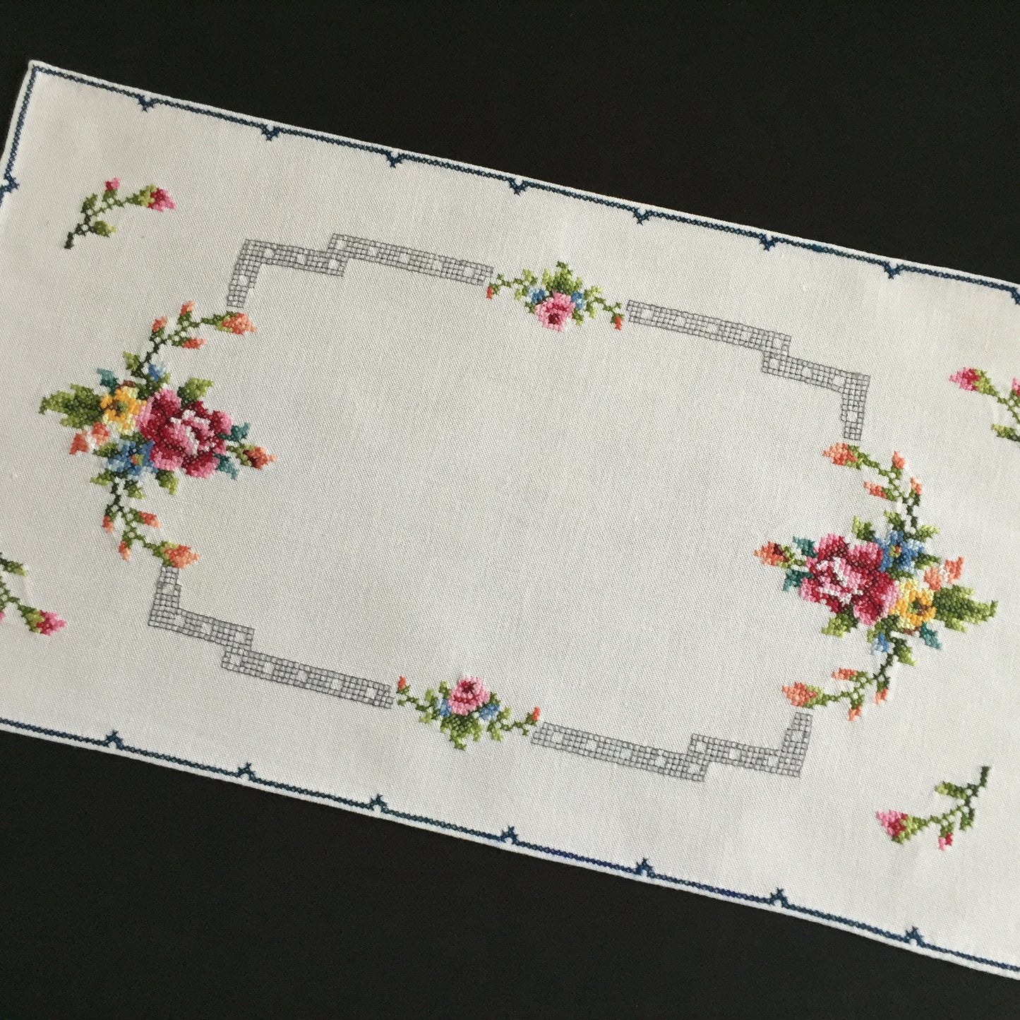 Vintage Hand Embroidered Art Deco Floral Placemat / Table Centre Doily