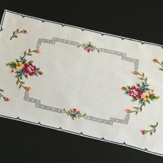 Vintage Hand Embroidered Art Deco Floral Placemat / Table Centre Doily
