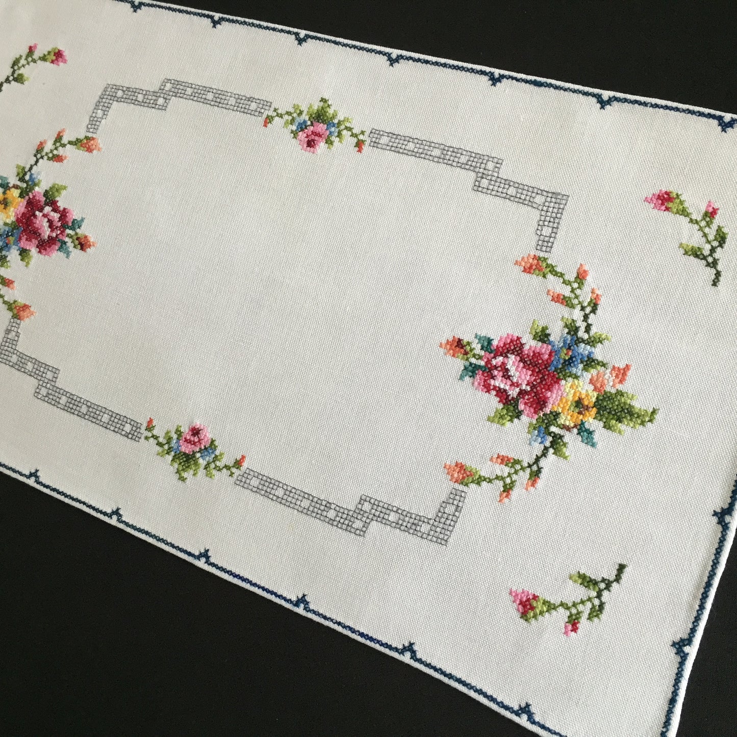 Vintage Hand Embroidered Art Deco Floral Placemat / Table Centre Doily