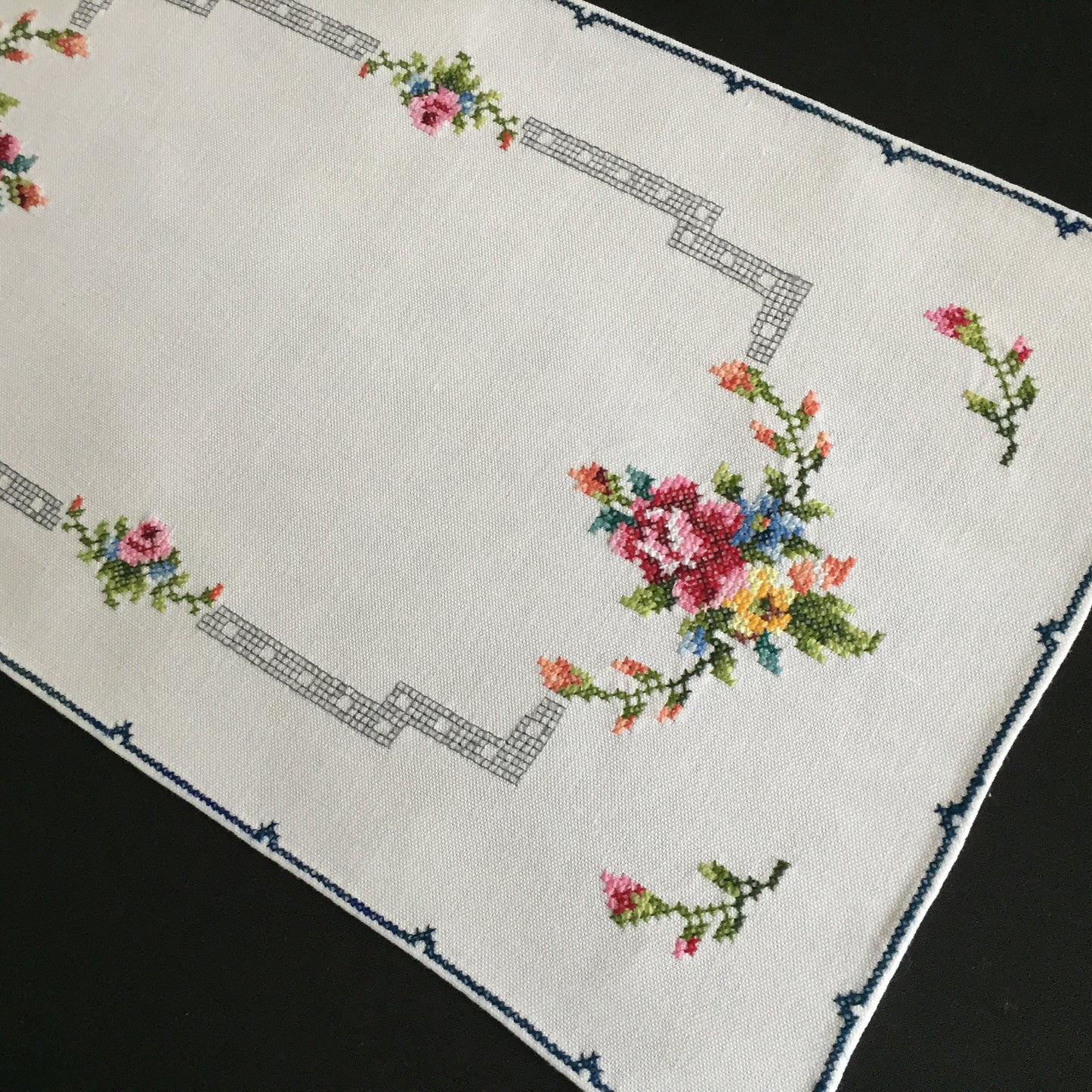 Vintage Hand Embroidered Art Deco Floral Placemat / Table Centre Doily