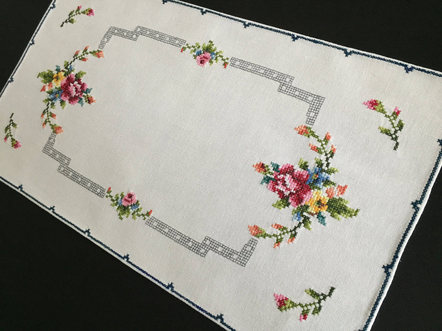 Vintage Hand Embroidered Art Deco Floral Placemat / Table Centre Doily