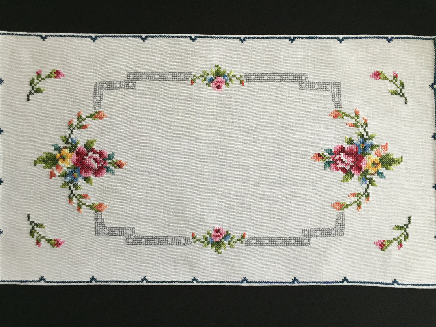 Vintage Hand Embroidered Art Deco Floral Placemat / Table Centre Doily