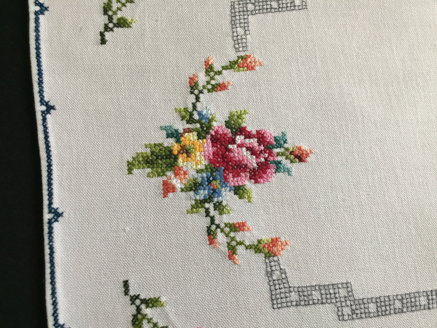 Vintage Hand Embroidered Art Deco Floral Placemat / Table Centre Doily
