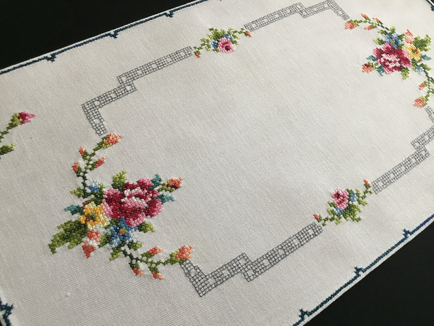 Vintage Hand Embroidered Art Deco Floral Placemat / Table Centre Doily