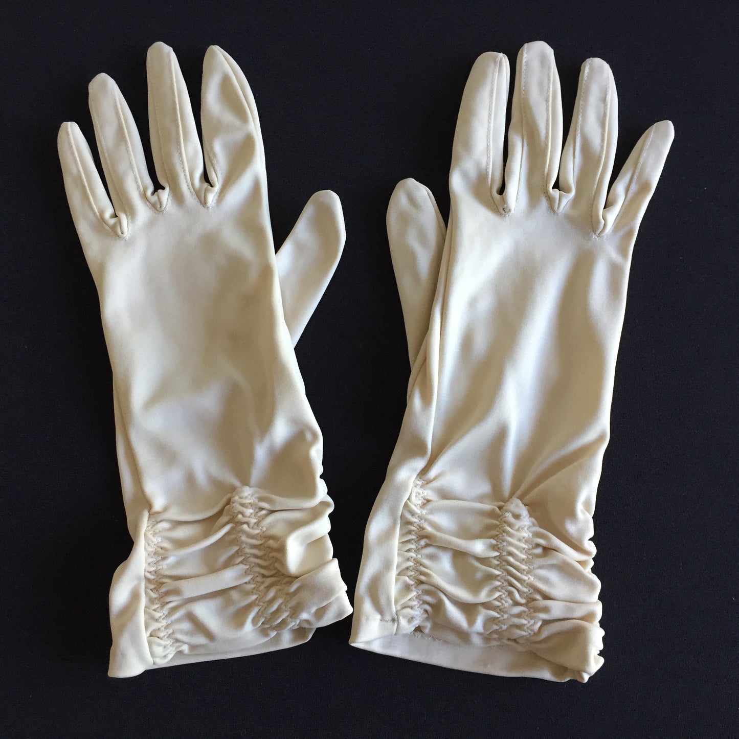 1950s Vintage Elegant Womens Gloves Soft Stretch Beige Nylon