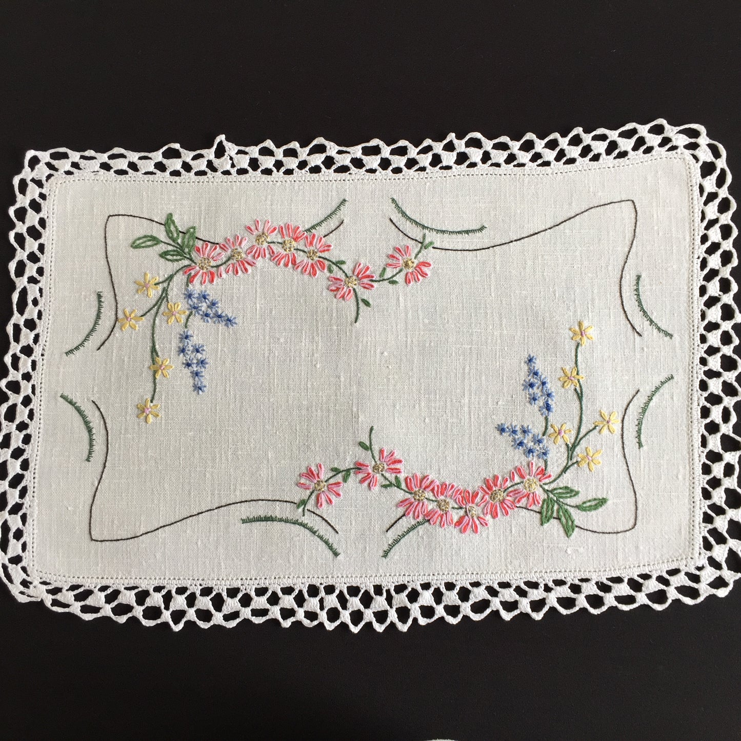 Australian Vintage Hand Embroidered Floral Table Centrepiece | Placemat Doily
