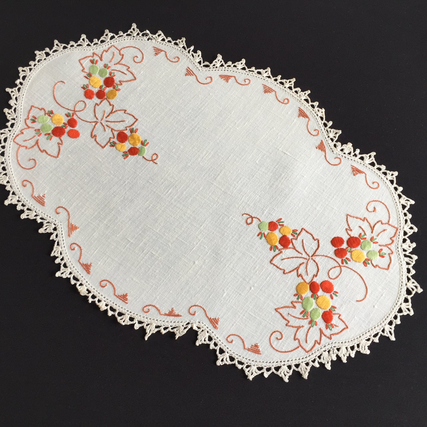 Australian Vintage Hand Embroidered Floral Table Centrepiece | Placemat Doily