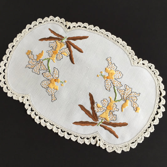 Australian Vintage Hand Embroidered Floral Table Centrepiece | Placemat Doily