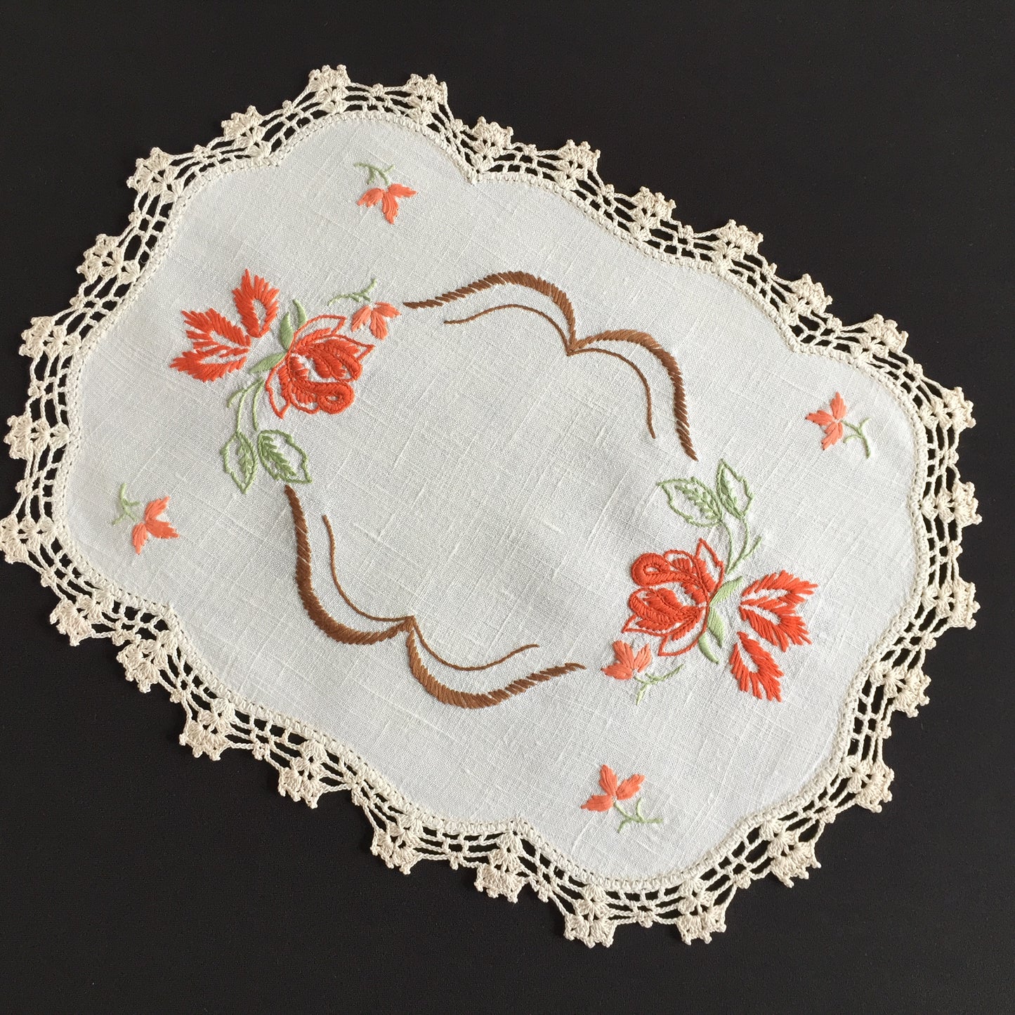 Australian Vintage Hand Embroidered Floral Table Centrepiece | Placemat Doily