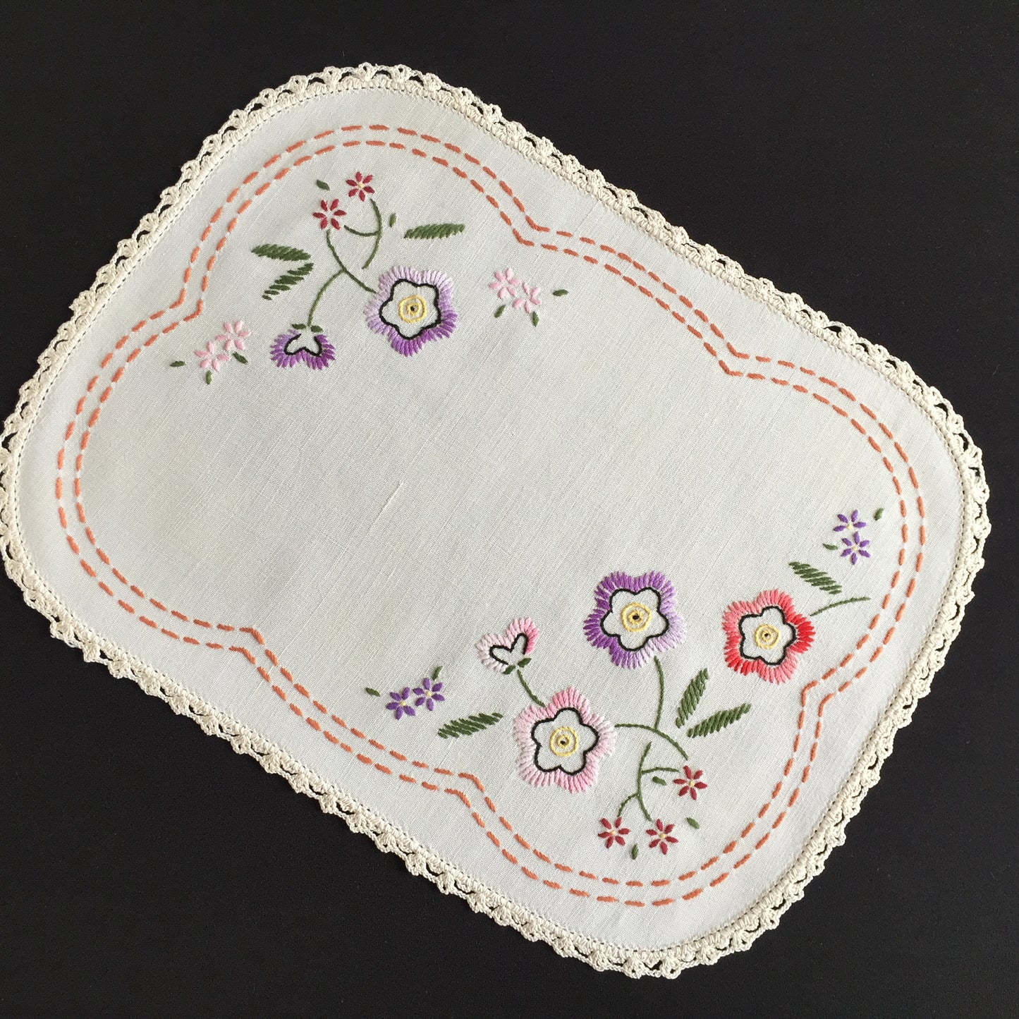 Australian Vintage Hand Embroidered Floral Table Centrepiece | Placemat Doily