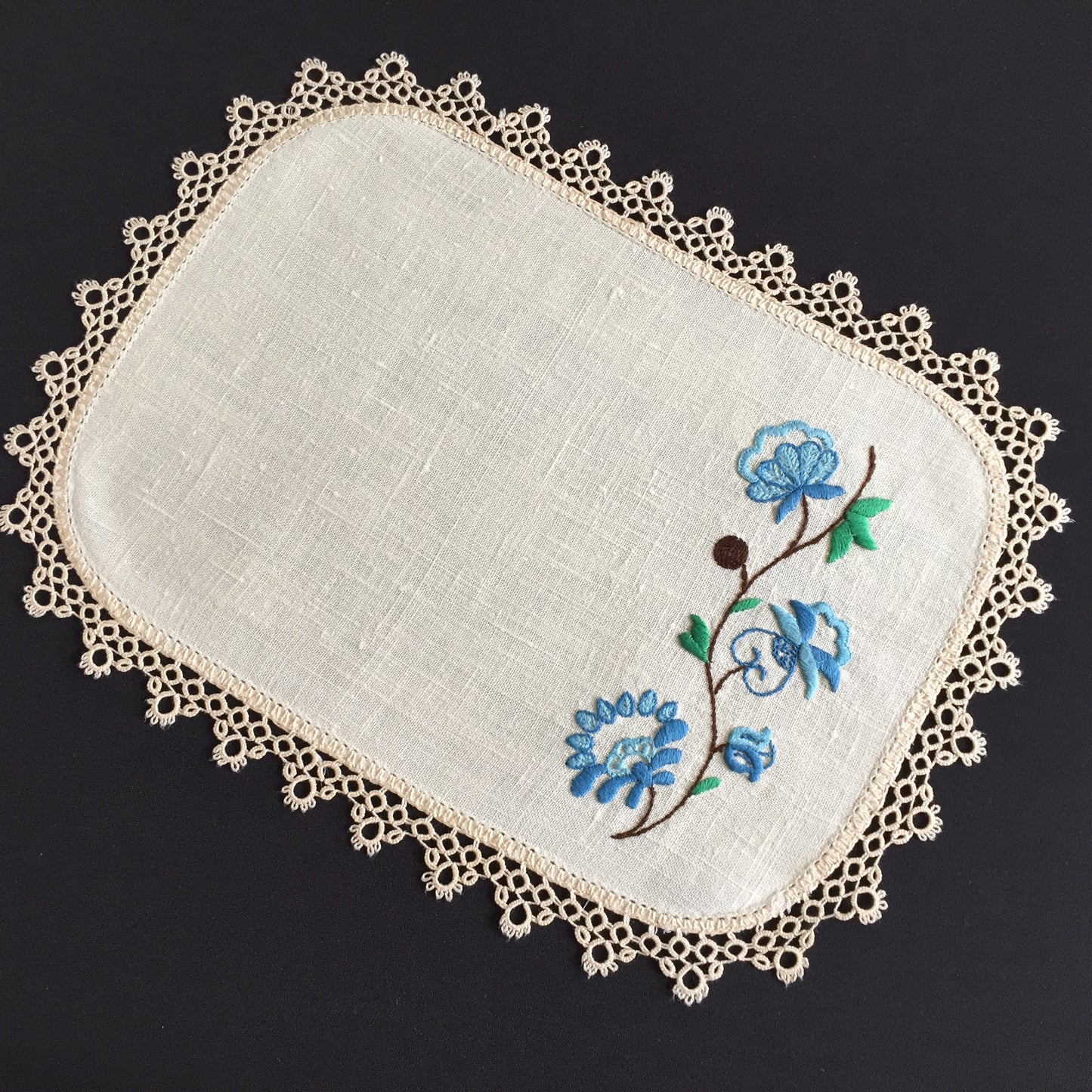 Australian Vintage Hand Embroidered Floral Table Centrepiece | Placemat Doily