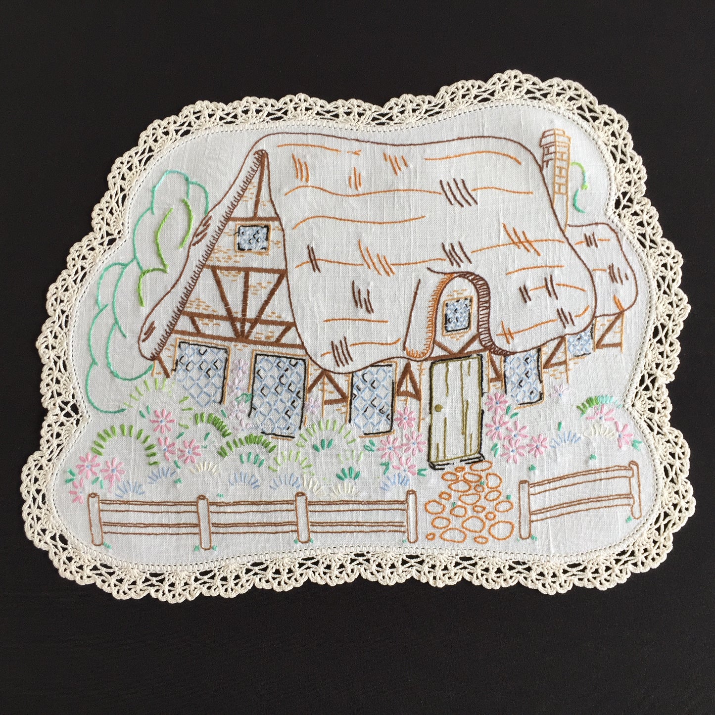 Australian Vintage Hand Embroidered Floral Table Centrepiece | Placemat Doily