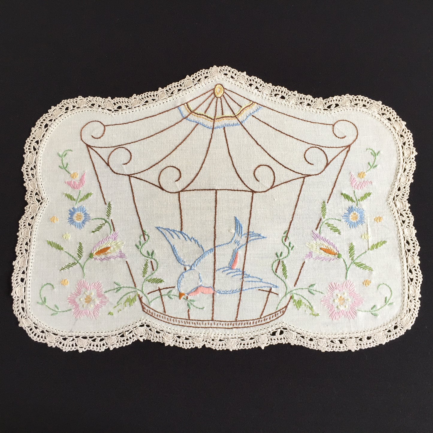Australian Vintage Hand Embroidered Floral Table Centrepiece | Placemat Doily
