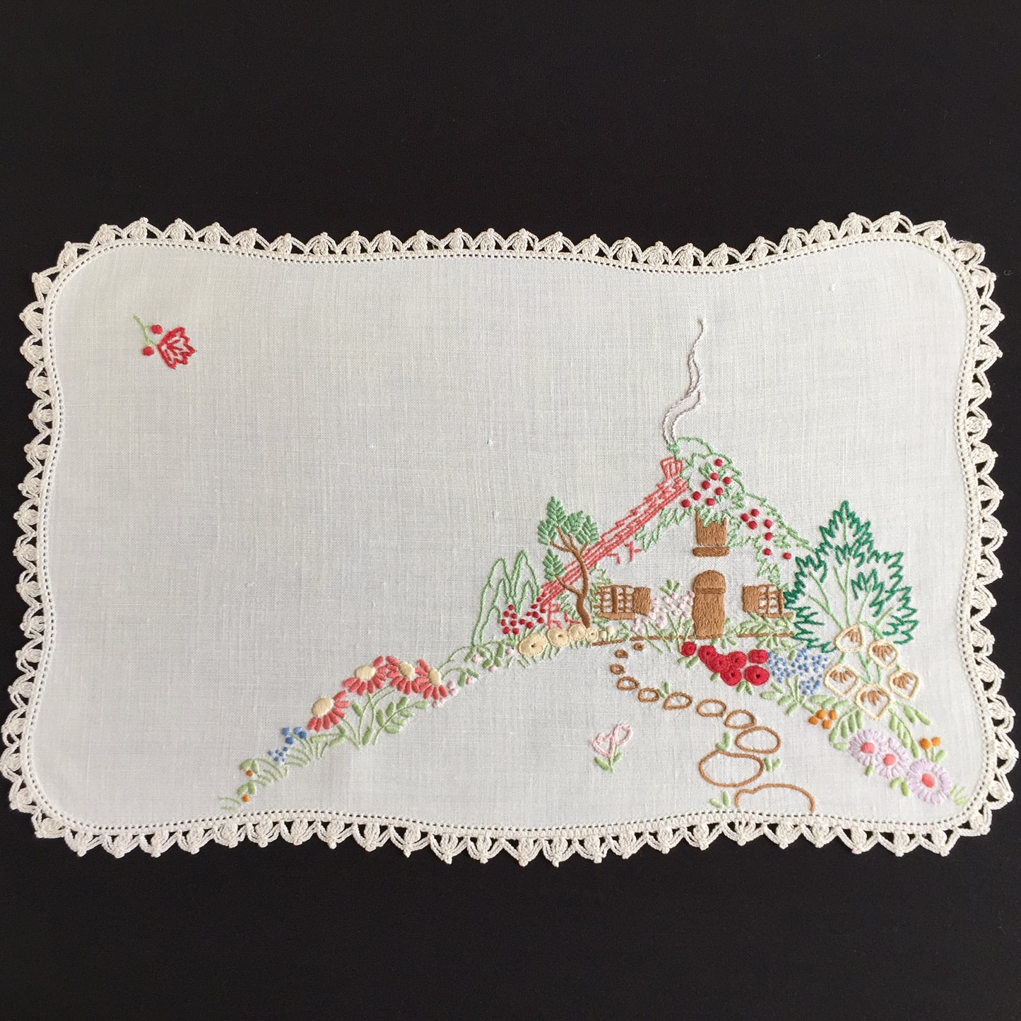 Australian Vintage Hand Embroidered Floral Table Centrepiece | Placemat Doily