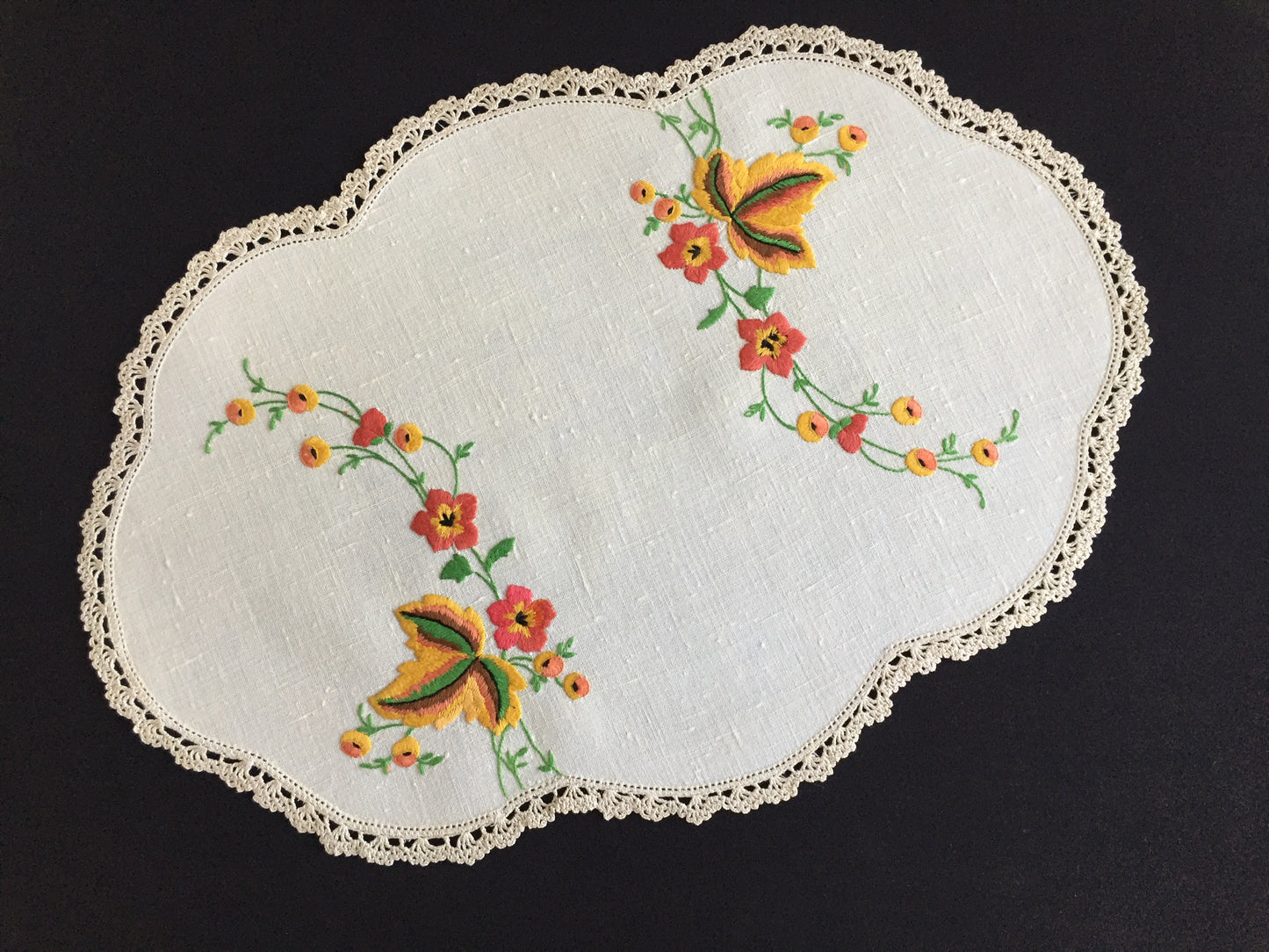 Australian Vintage Hand Embroidered Floral Table Centrepiece / Placemat Doily
