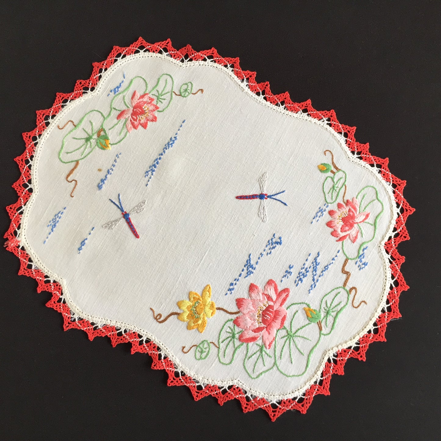 Australian Vintage Hand Embroidered Floral Table Centrepiece | Placemat Doily