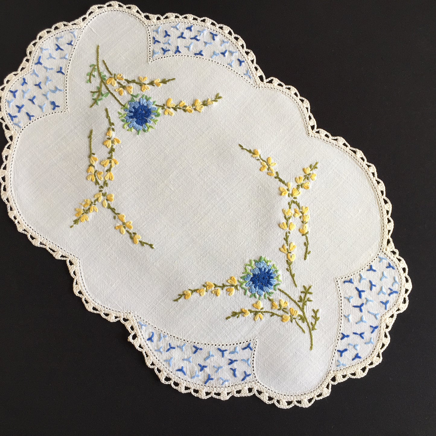 Australian Vintage Hand Embroidered Floral Table Centrepiece | Placemat Doily