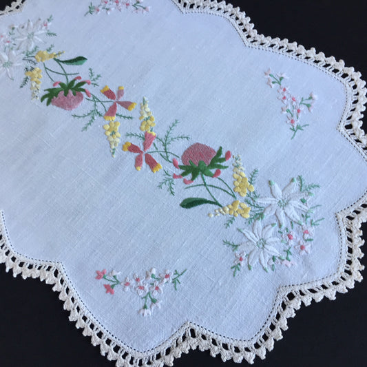 Australian Vintage Hand Embroidered Table Centrepiece | Placemat