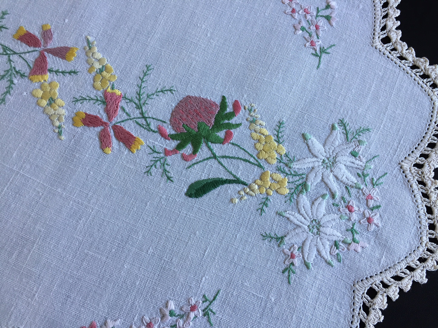 Australian Vintage Hand Embroidered Table Centrepiece | Placemat