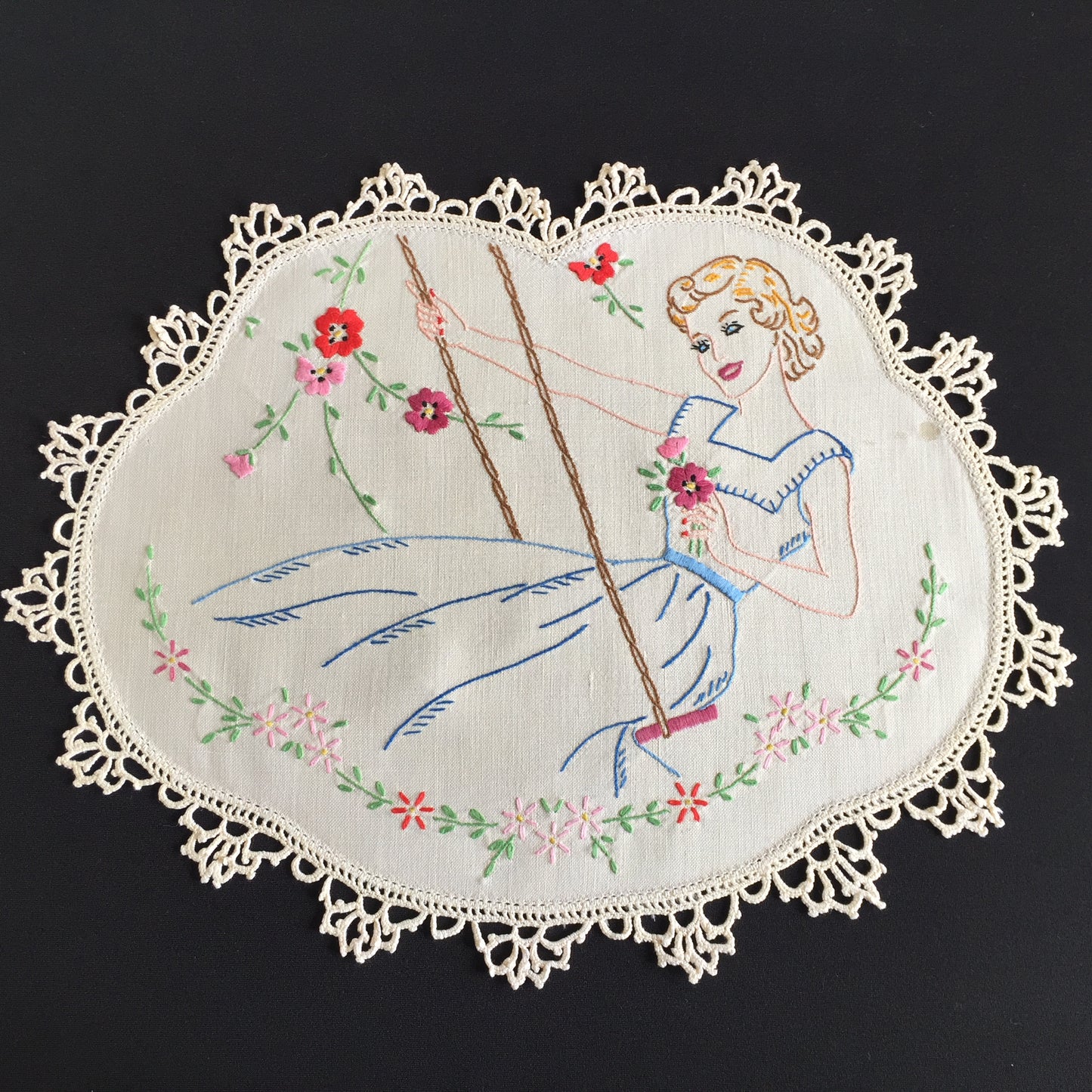 Australian Vintage Hand Embroidered Floral Table Centrepiece | Placemat Doily