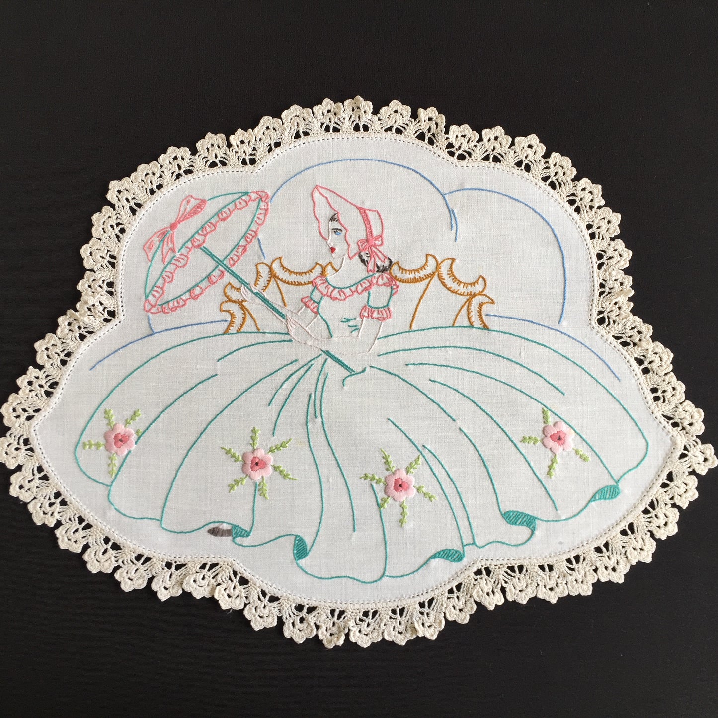 Australian Vintage Hand Embroidered Floral Table Centrepiece | Placemat Doily