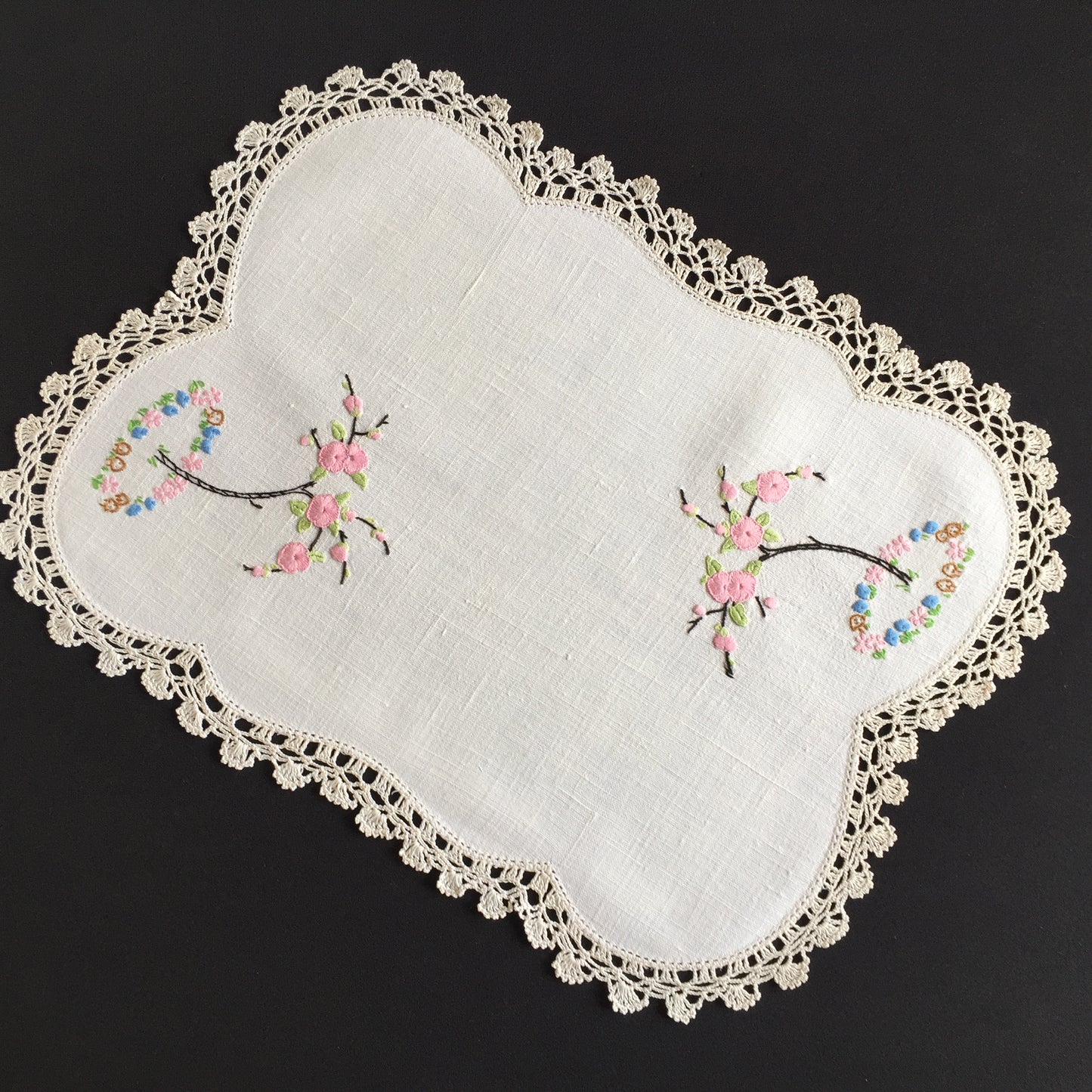 Australian Vintage Hand Embroidered Floral Table Centrepiece | Placemat Doily