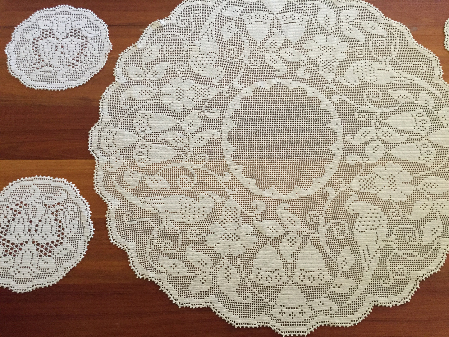 BLUE BELLS and COCKATOOS Mary Card Designed Crochet Lace 5 Piece Large Centrepiece and Round Doilies Set (cca 1930s)