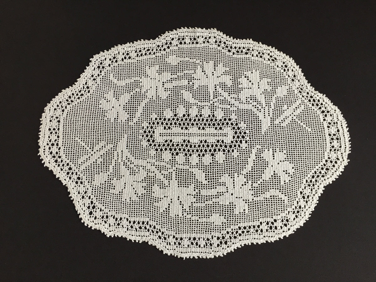 Mary Card Designed "CARNATION & DRAGONFLY" Oval Mat of Luncheon Set (1936) - Collectible Art Deco Vintage Lace