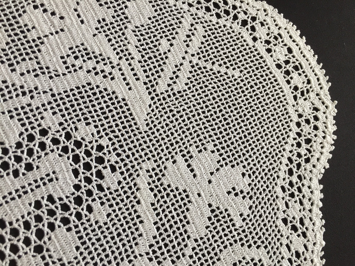 Mary Card Designed "CARNATION & DRAGONFLY" Oval Mat of Luncheon Set (1936) - Collectible Art Deco Vintage Lace