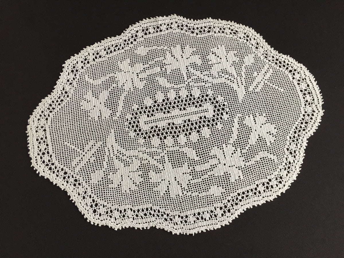 Mary Card Designed "CARNATION & DRAGONFLY" Oval Mat of Luncheon Set (1936) - Collectible Art Deco Vintage Lace