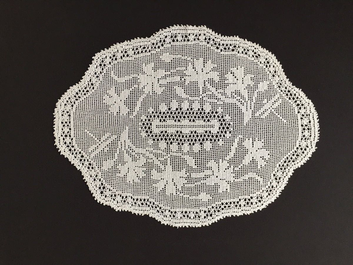 Mary Card Designed "CARNATION & DRAGONFLY" Oval Mat of Luncheon Set (1936) - Collectible Art Deco Vintage Lace