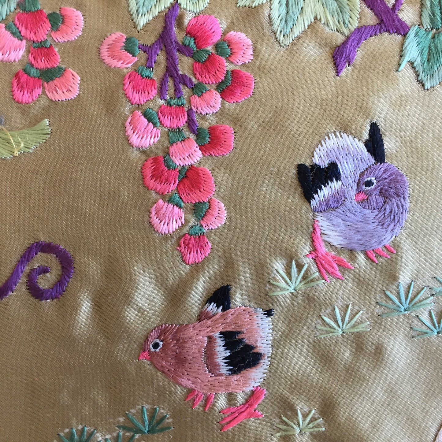 Traditional Vintage Chinese Silk Hand Embroidery Art Featuring Bird and Flower Motifs