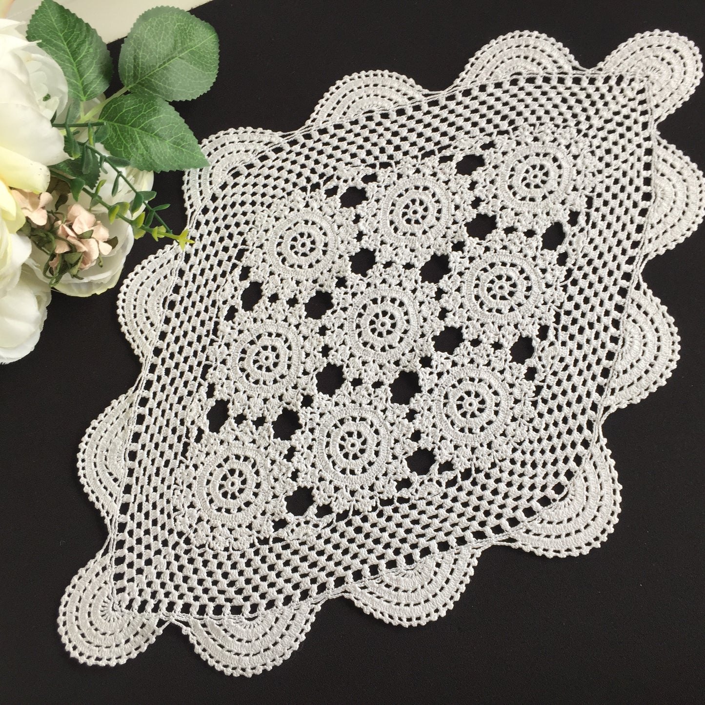 White Cotton 1970s Vintage Crochet Lace Table Centrepiece Doily | Tray Cloth