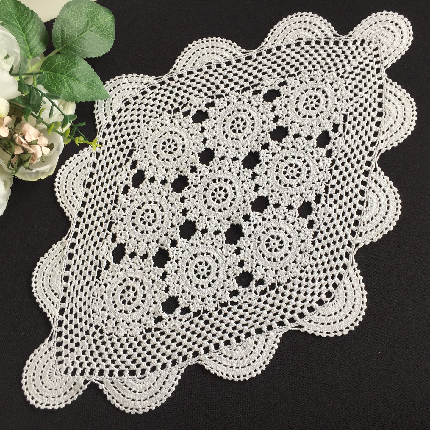 White Cotton 1970s Vintage Crochet Lace Table Centrepiece Doily | Tray Cloth