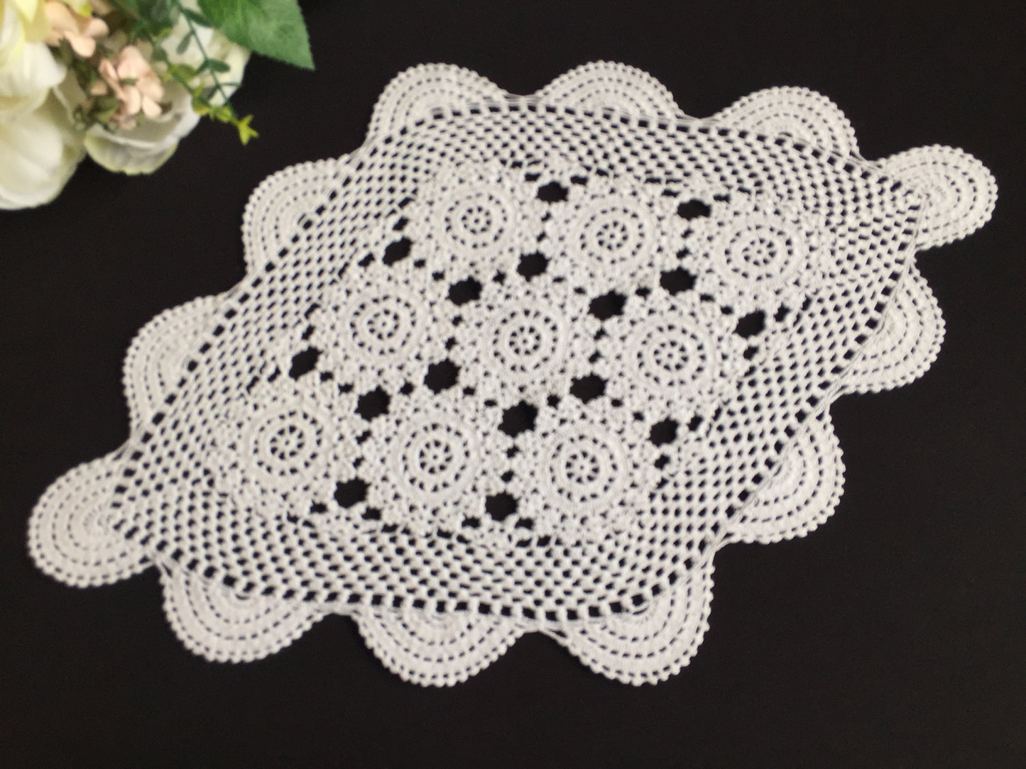 White Cotton 1970s Vintage Crochet Lace Table Centrepiece Doily | Tray Cloth