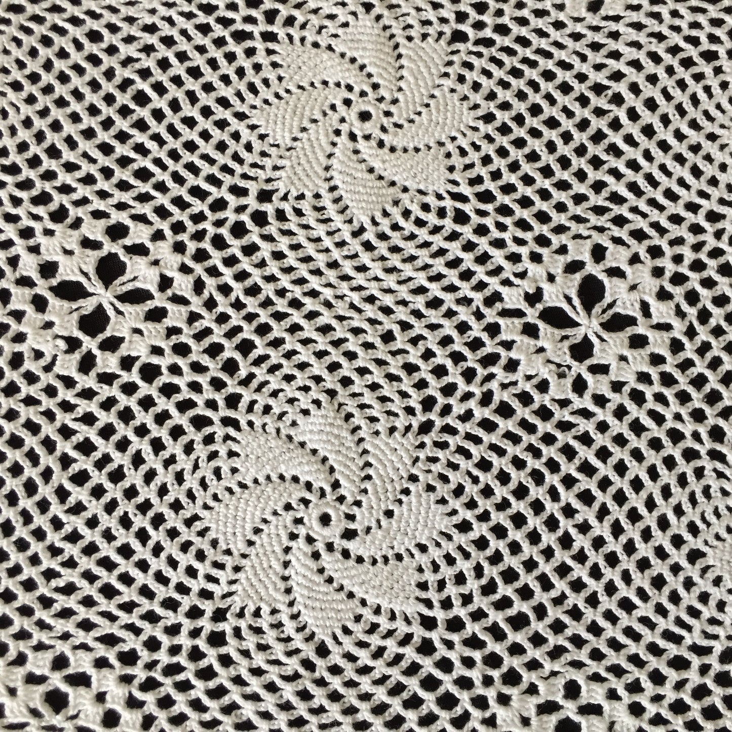Vintage Crochet Lace Doily | Tray Cloth | Placemat | 3D roses & Pinwheels Pattern